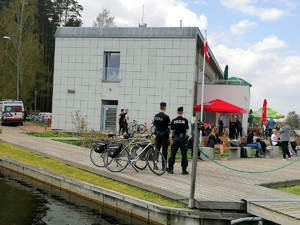 Policjanci zabezpieczają zawody kajakarskie