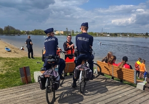 Policjanci zabezpieczają zawody kajakarskie