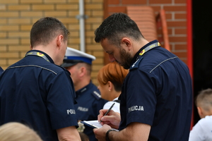 dzieci i policjanci na turnieju ruchu drogowego