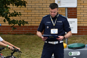 dzieci i policjanci na turnieju ruchu drogowego