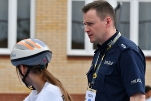 dzieci i policjanci na turnieju ruchu drogowego