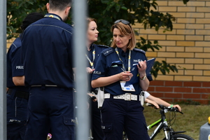 dzieci i policjanci na turnieju ruchu drogowego