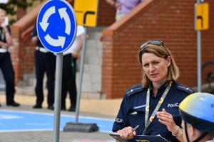 dzieci i policjanci na turnieju ruchu drogowego