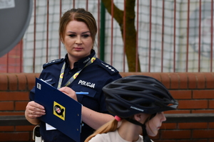 dzieci i policjanci na turnieju ruchu drogowego