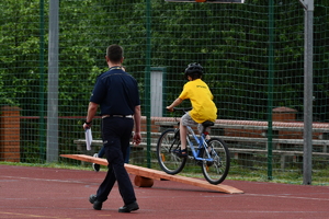 dzieci i policjanci na turnieju ruchu drogowego