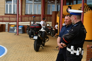 dzieci i policjanci na turnieju ruchu drogowego