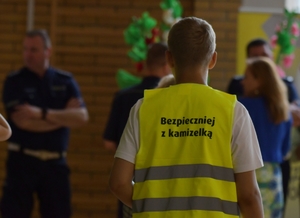 dzieci i policjanci na turnieju ruchu drogowego, nagrody