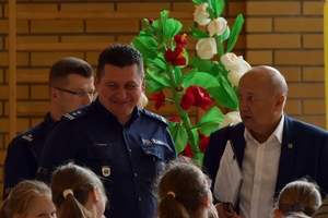 dzieci i policjanci na turnieju ruchu drogowego, nagrody