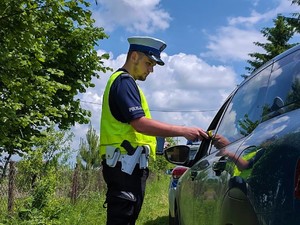 Policjanci podczas kontroli stanu trzeźwości