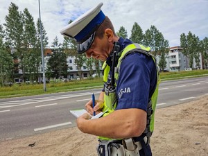 Policjanci podczas kontroli drogowych