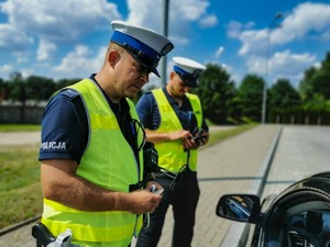 Policjanci podczas kontroli drogowych