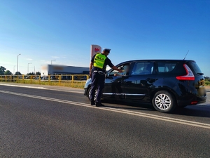 Policjanci podczas kontroli drogowych