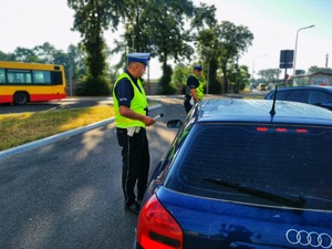 Policjanci podczas kontroli drogowych