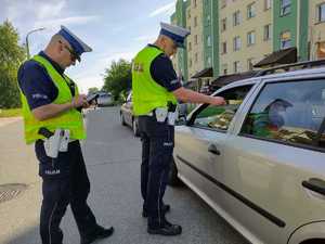 Policjanci podczas kontroli drogowych