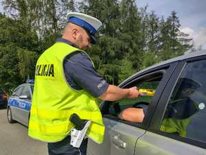 Policjanci podczas kontroli drogowych