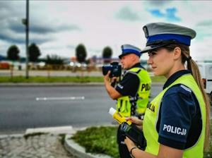 Policjanci podczas kontroli drogowych