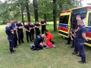 Policjanci podczas szkolenia na wodzie