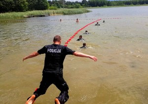 Policjanci podczas szkolenia na wodzie