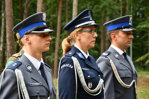 policjanci i harcerze przed pomnikiem