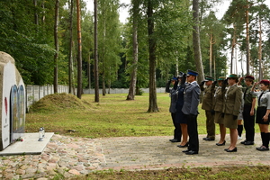 policjanci i harcerze przed pomnikiem