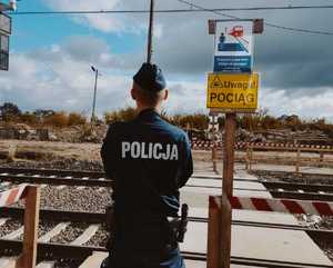 Policjanci na przejazdach kolejowych
