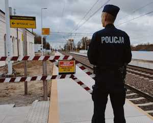 Policjanci na przejazdach kolejowych