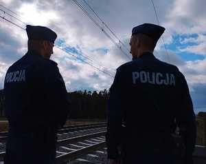 Policjanci na przejazdach kolejowych