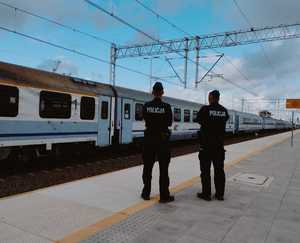 Policjanci na przejazdach kolejowych