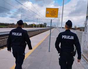 Policjanci na przejazdach kolejowych