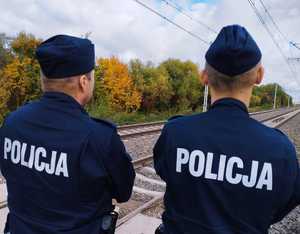 Policjanci na przejazdach kolejowych