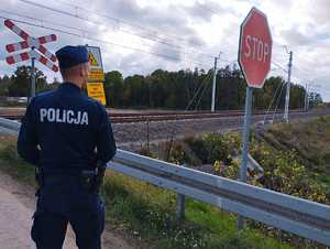 Policjanci na przejazdach kolejowych
