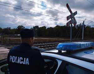 Policjanci na przejazdach kolejowych