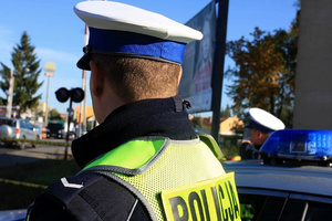 policjanci na przejeździe kolejowym