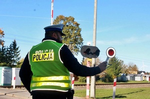 policjanci na przejeździe kolejowym