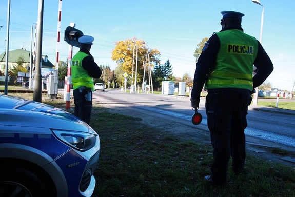 policjanci na przejeździe kolejowym