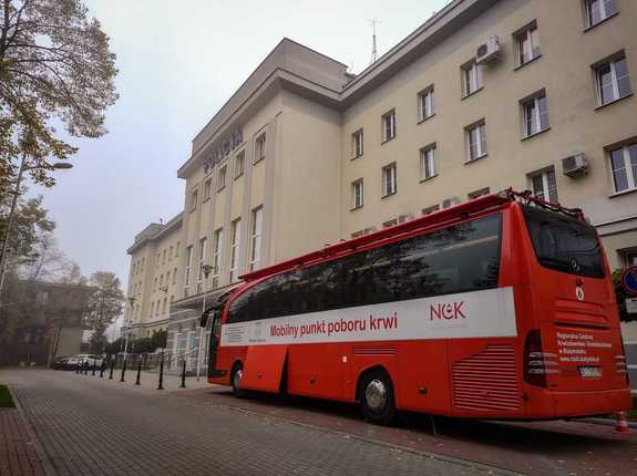 policjanci i pracownicy oddają krew, krwiobus