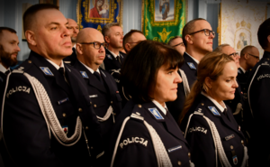 Policjanci na nabożeństwie w cerkwi