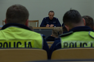 policjanci na sali odpraw