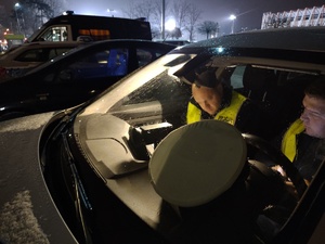 policjanci kontrolują pojazdy z innymi słuzbami
