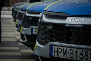 Nowe radiowozy przed budynkiem KWP