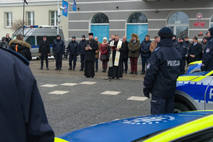 Nowe radiowozy przed budynkiem KWP