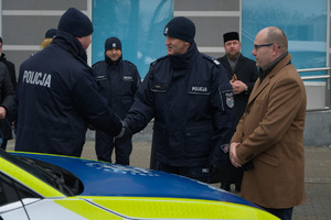 Nowe radiowozy przed budynkiem KWP