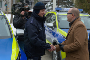 Nowe radiowozy przed budynkiem KWP