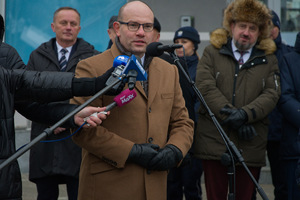 Nowe radiowozy przed budynkiem KWP
