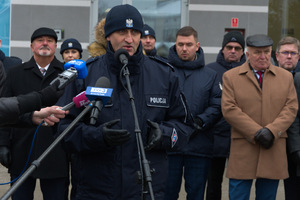 Nowe radiowozy przed budynkiem KWP