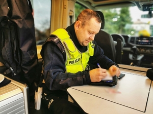 policjanci podczas pracy na drodze