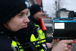 policjanci podczas pracy na drodze