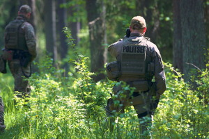 Policjanci i żołnierze w lesie