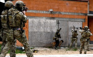 Policjanci podczas ćwiczeń psów bojowych