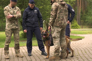 Policjanci i pies